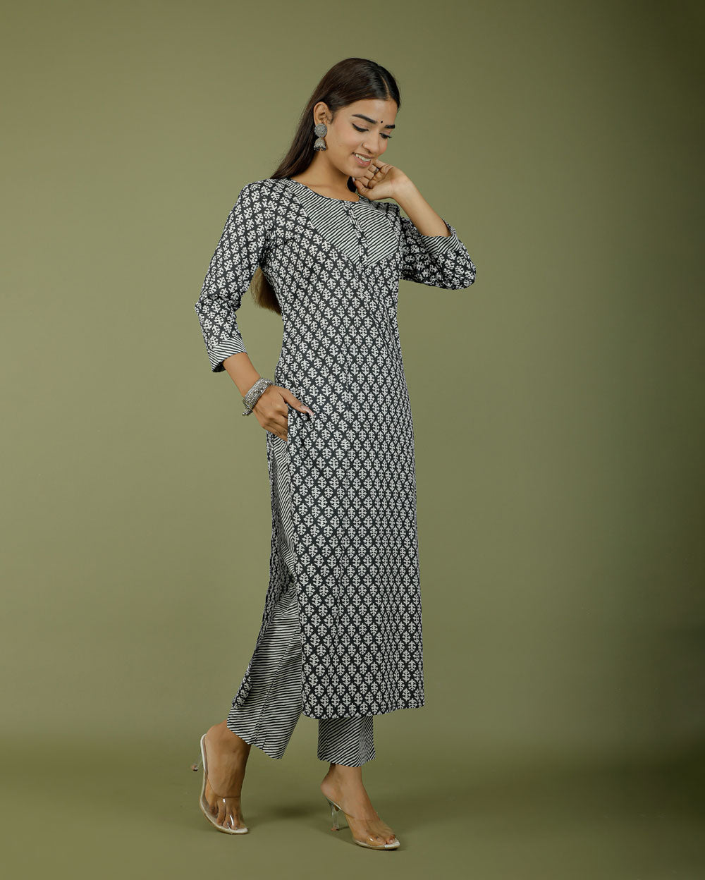 Round Neck Regular Fit Beautifully Designed White And Black Fancy Ladies  Kurti Decoration Material: Laces at Best Price in Indore | Raj Lace House